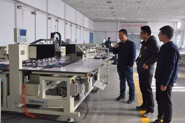 [培訓(xùn)動態(tài)]中原工學(xué)院學(xué)生認(rèn)真匯報實習(xí)總結(jié)