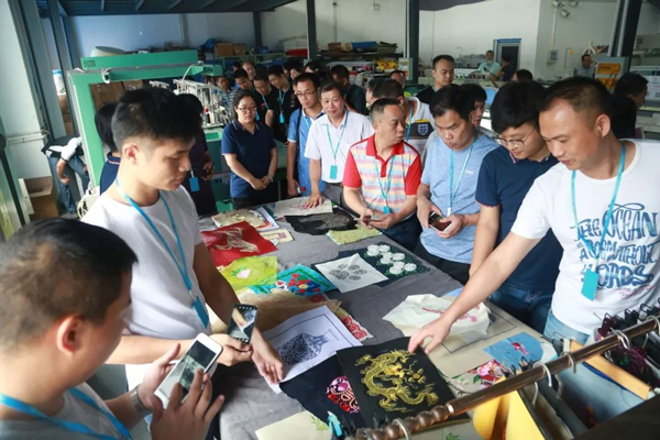 參觀公司各個車間 參觀公司各個車間