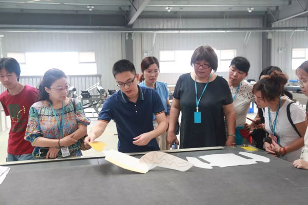 參觀智能裁剪車間 參觀智能裁剪車間