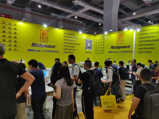 電腦精密繡花機(jī)展機(jī)前客戶 電腦精密繡花機(jī)展機(jī)前客戶