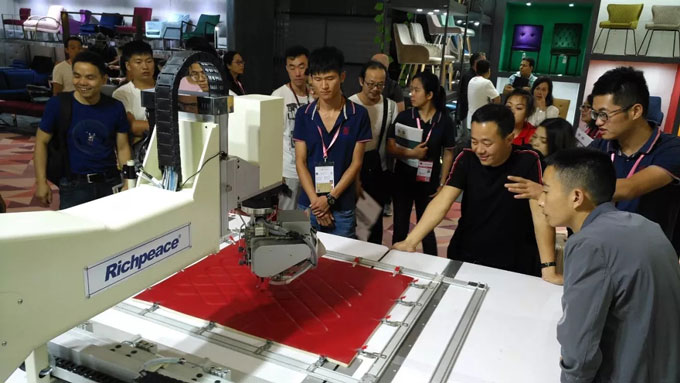 電腦絎縫機(jī)展機(jī)前客戶 電腦絎縫機(jī)展機(jī)前客戶