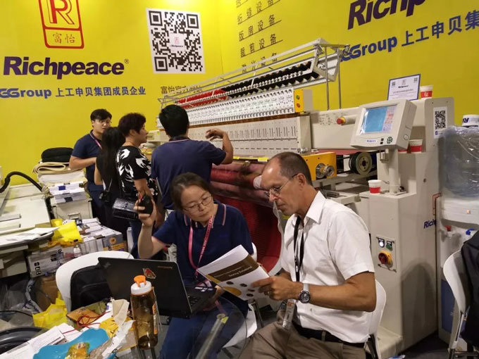 激光切割機(jī)前參觀的客戶 激光切割機(jī)前參觀的客戶