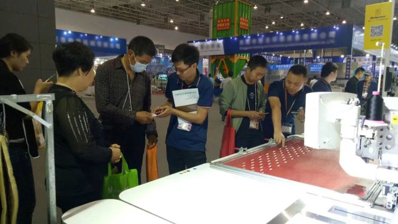 展商圍觀富怡展機 展商圍觀富怡展機