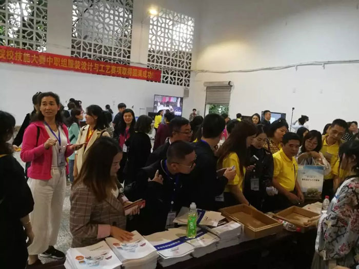 上工富怡為選手發(fā)放紀(jì)念品 上工富怡為選手發(fā)放紀(jì)念品.jpg