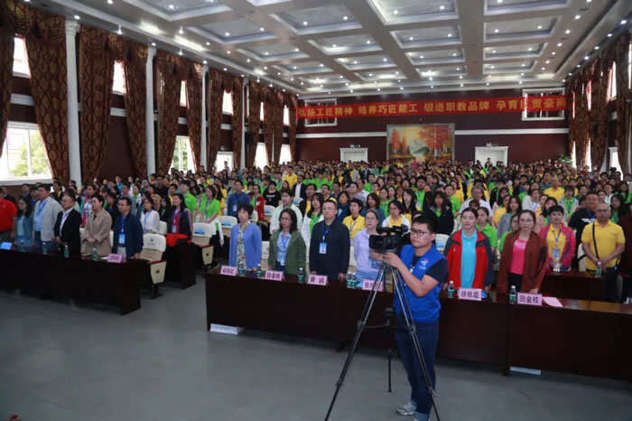 2019年全國(guó)職業(yè)院校技能大賽開(kāi)幕儀式全場(chǎng)起立 2019年全國(guó)職業(yè)院校技能大賽開(kāi)幕儀式全場(chǎng)起立.jpg